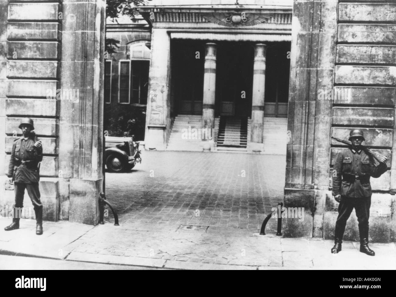 Il tedesco sentinelle al di fuori dell'ambasciata tedesca a Parigi, 20 giugno 1940. Artista: sconosciuto Foto Stock