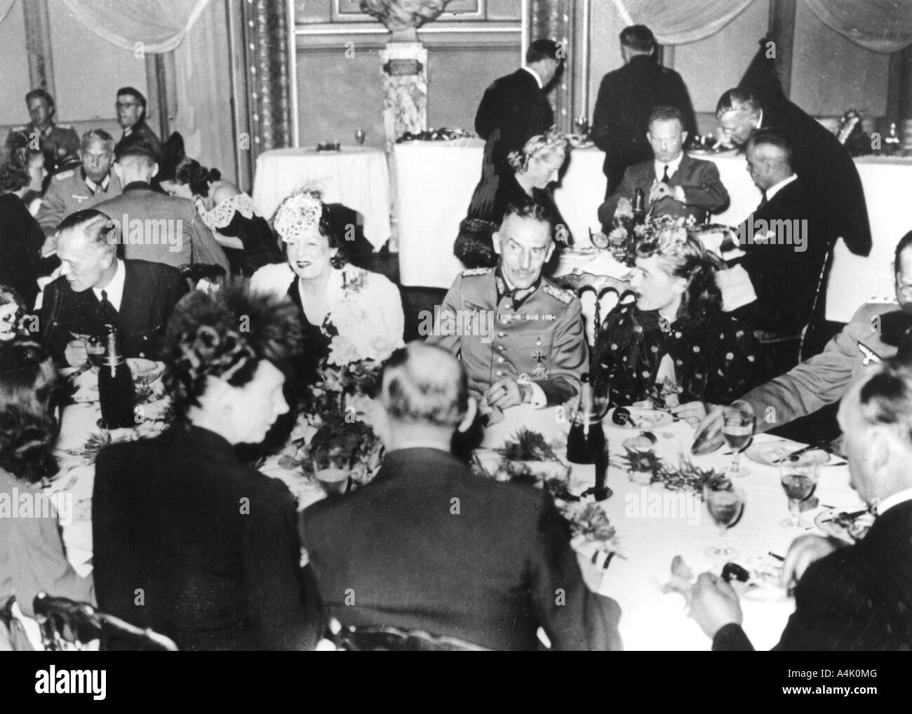 Nazisti cenare presso il teatro dell'opera di Berlino, Germania, c1939-1944. Artista: sconosciuto Foto Stock