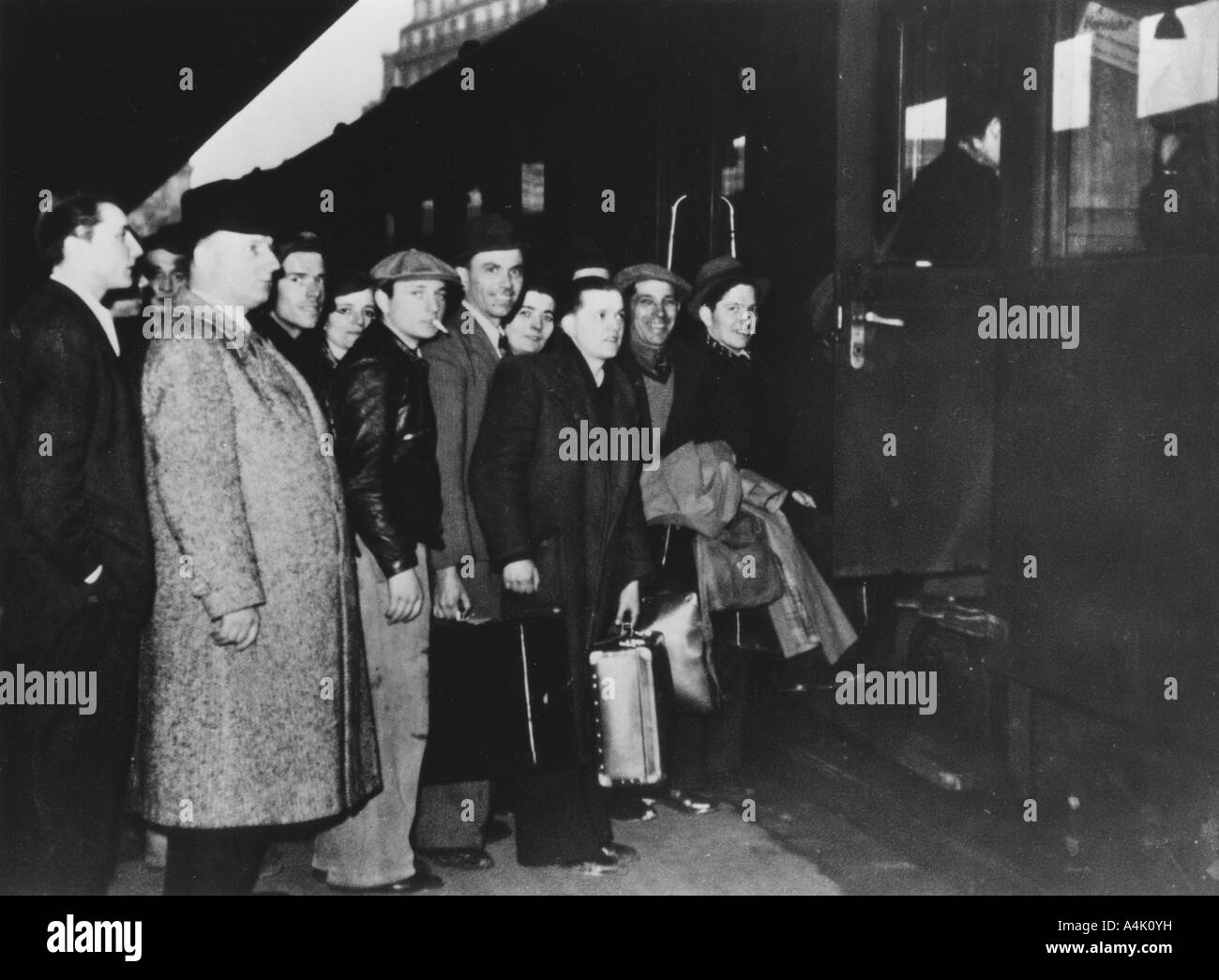 Francese del lavoro di reclutamento in partenza per la Germania per il servizio nel STO, Parigi, 1943-44. Artista: sconosciuto Foto Stock