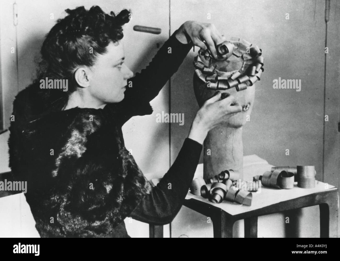 Donna che fa un cappello da trucioli di legno, Tedesco-Francia occupata, aprile 1941. Artista: sconosciuto Foto Stock