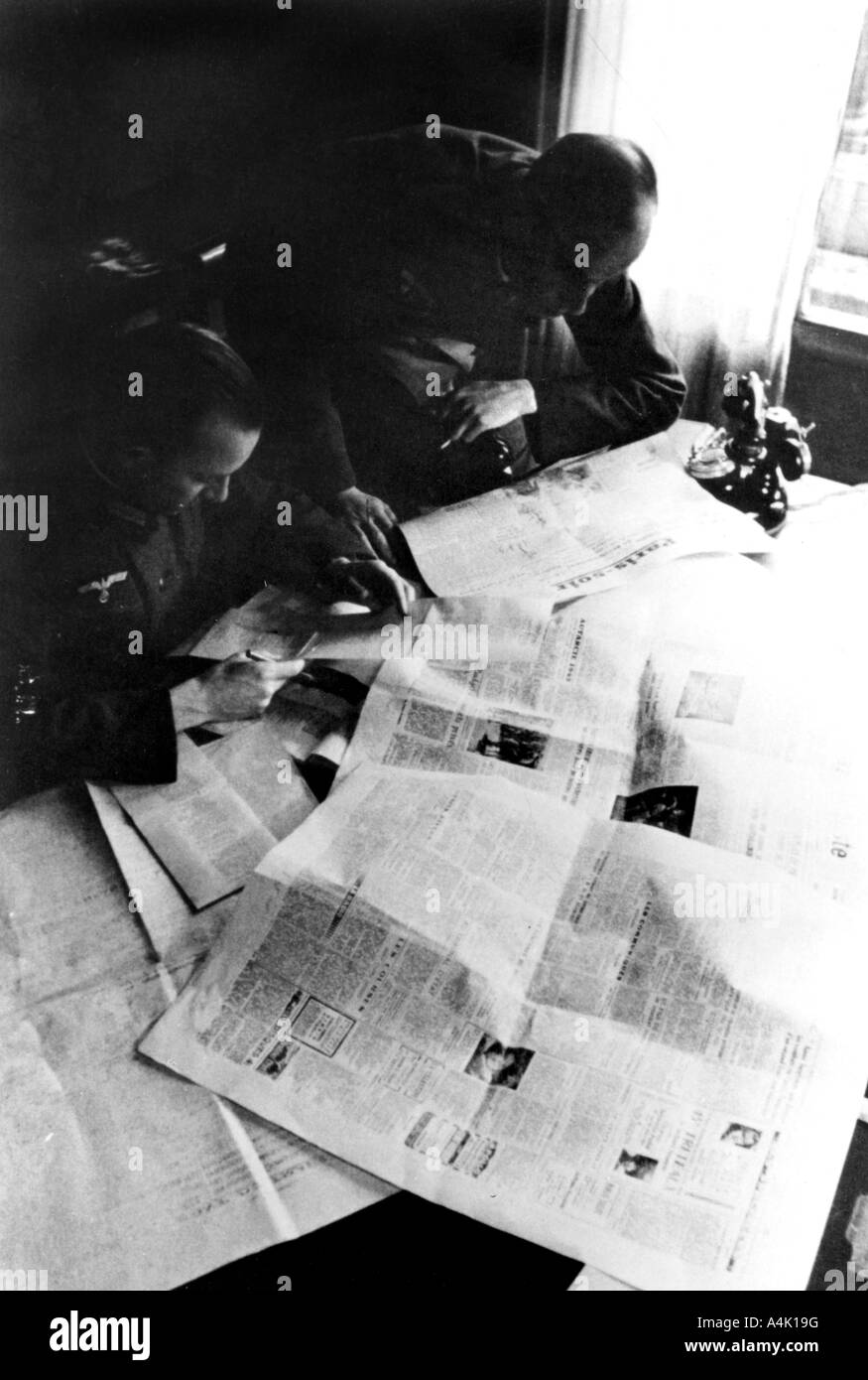 Il tedesco la censura della stampa francese, occupata Parigi, maggio 1944. Artista: sconosciuto Foto Stock
