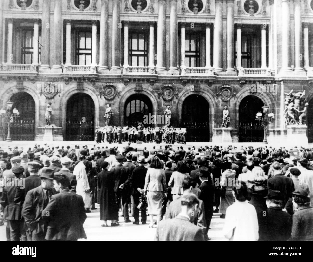 Tedesco banda militare dando un concerto, occupata Parigi, 1940-1944. Artista: sconosciuto Foto Stock