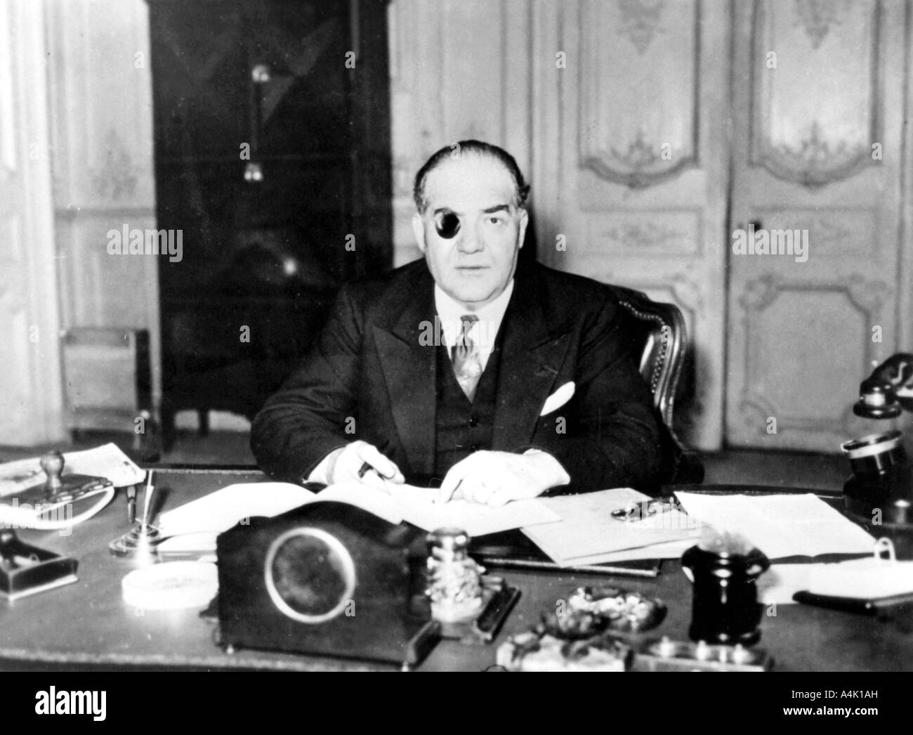 Xavier Vallat, la Francia di Vichy Commissioner-General per domande ebraica, in Francia, in aprile, 1941. Artista: sconosciuto Foto Stock