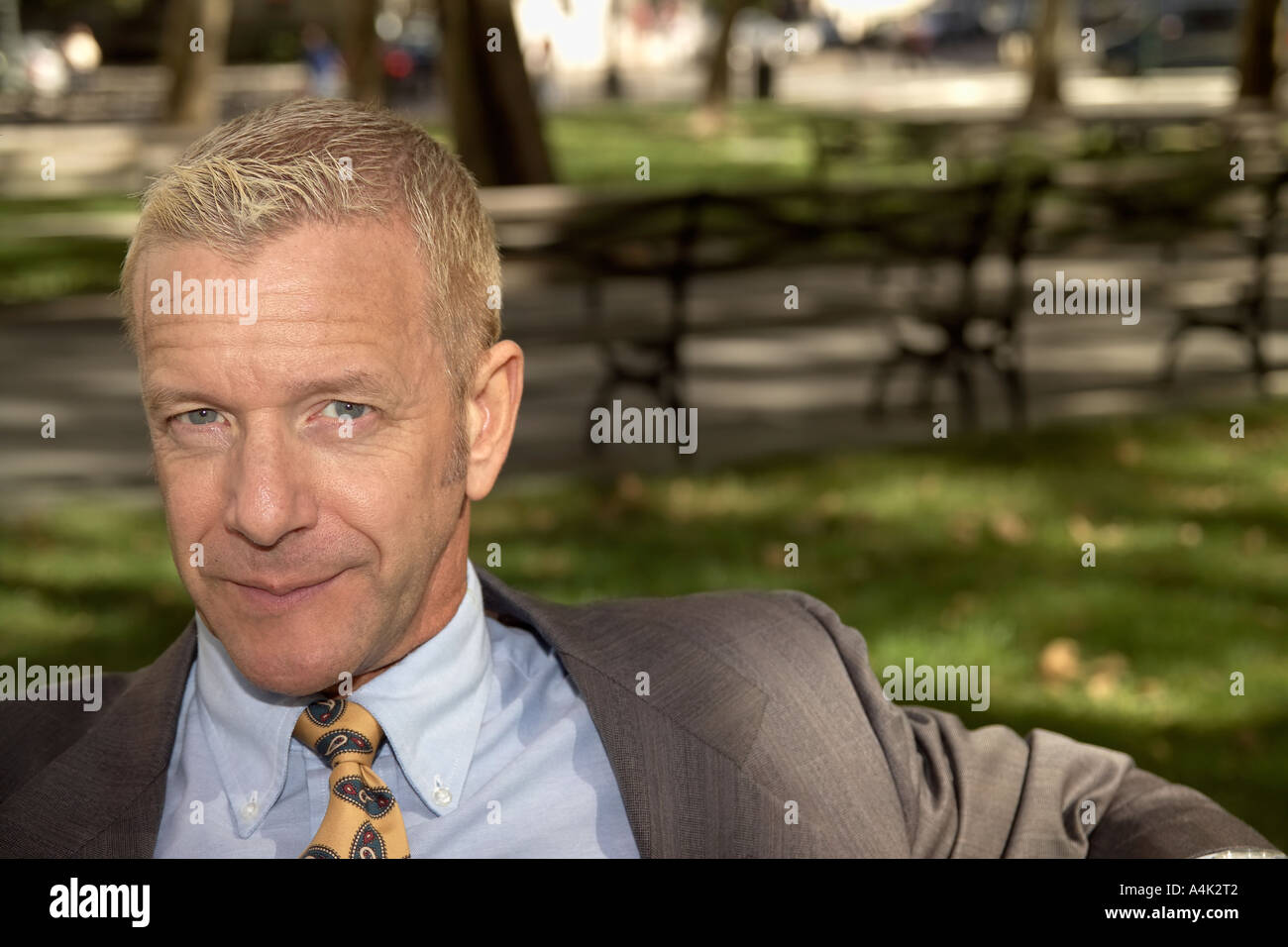 Imprenditore nel parco rendendo il contatto visivo Foto Stock