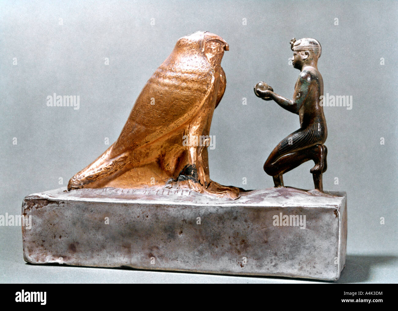 Taharqa davanti al falcon Hemen, antica egiziana, VII secolo A.C. Artista: sconosciuto Foto Stock