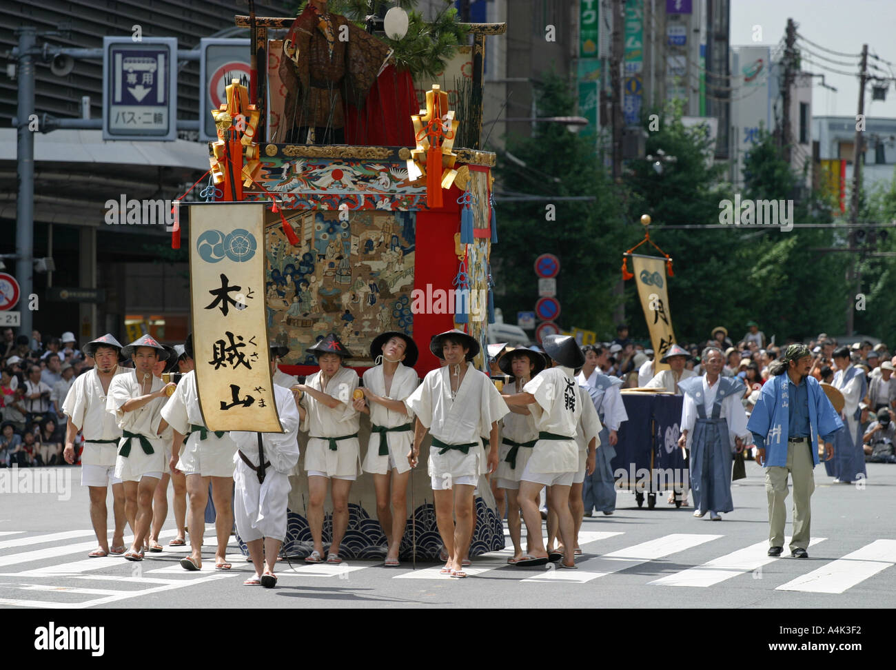 Festival colorati galleggiante essendo sfilavano durante il Gion Matsuri a Kyoto Kansai Giappone Asia Foto Stock