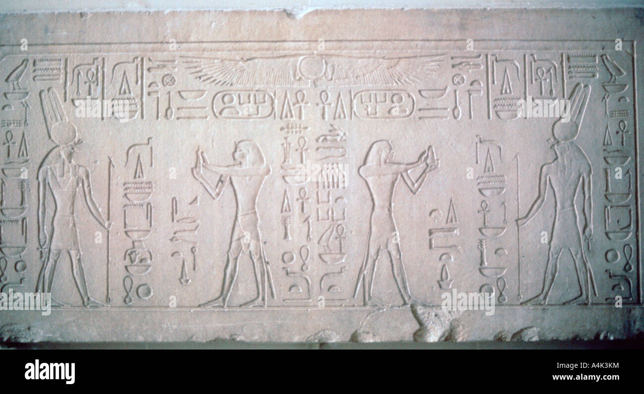 Architrave di Senusret III raffigurante il Faraone facendo offerte a Dio Montu, XII dinastia. Artista: sconosciuto Foto Stock