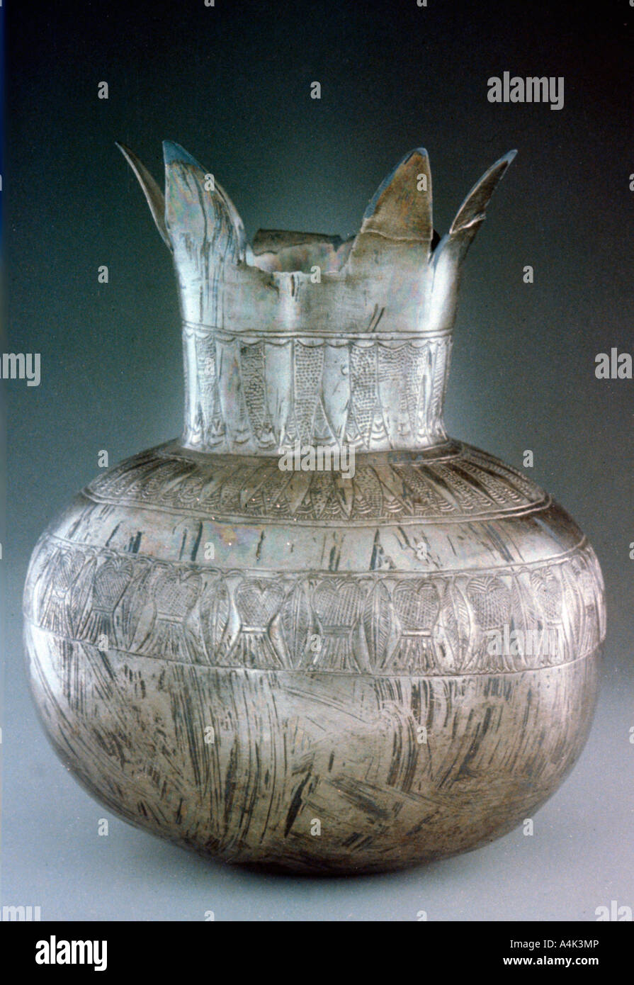 Argento vaso melograno, da Tutankhamon della tomba del XIV secolo A.C. Artista: sconosciuto Foto Stock
