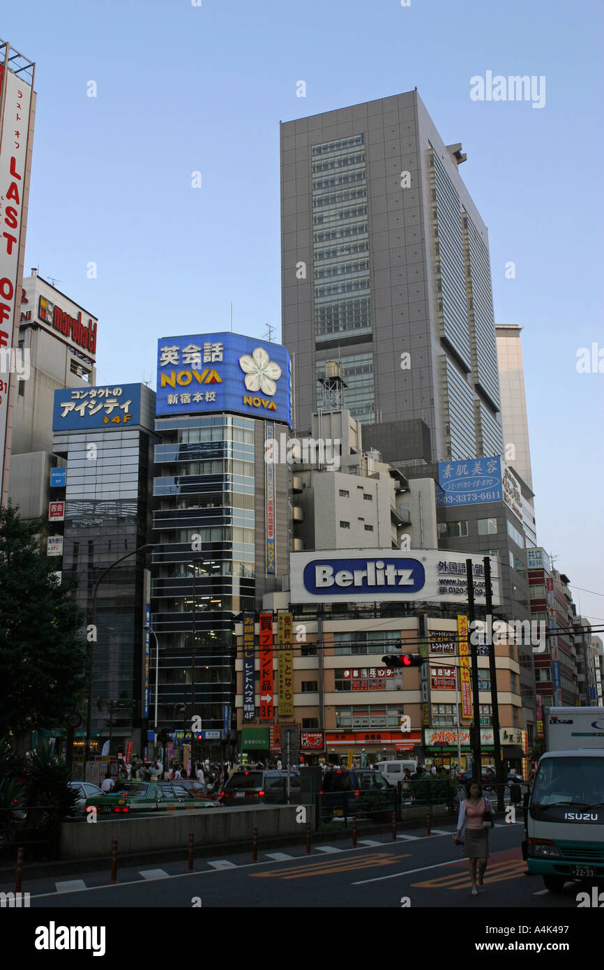 Berlitz e nova lingua inglese Eikaiwa scuole di lingue occupano il primo retail station wagon di fronte la stazione centrale di Tokyo Giappone Foto Stock