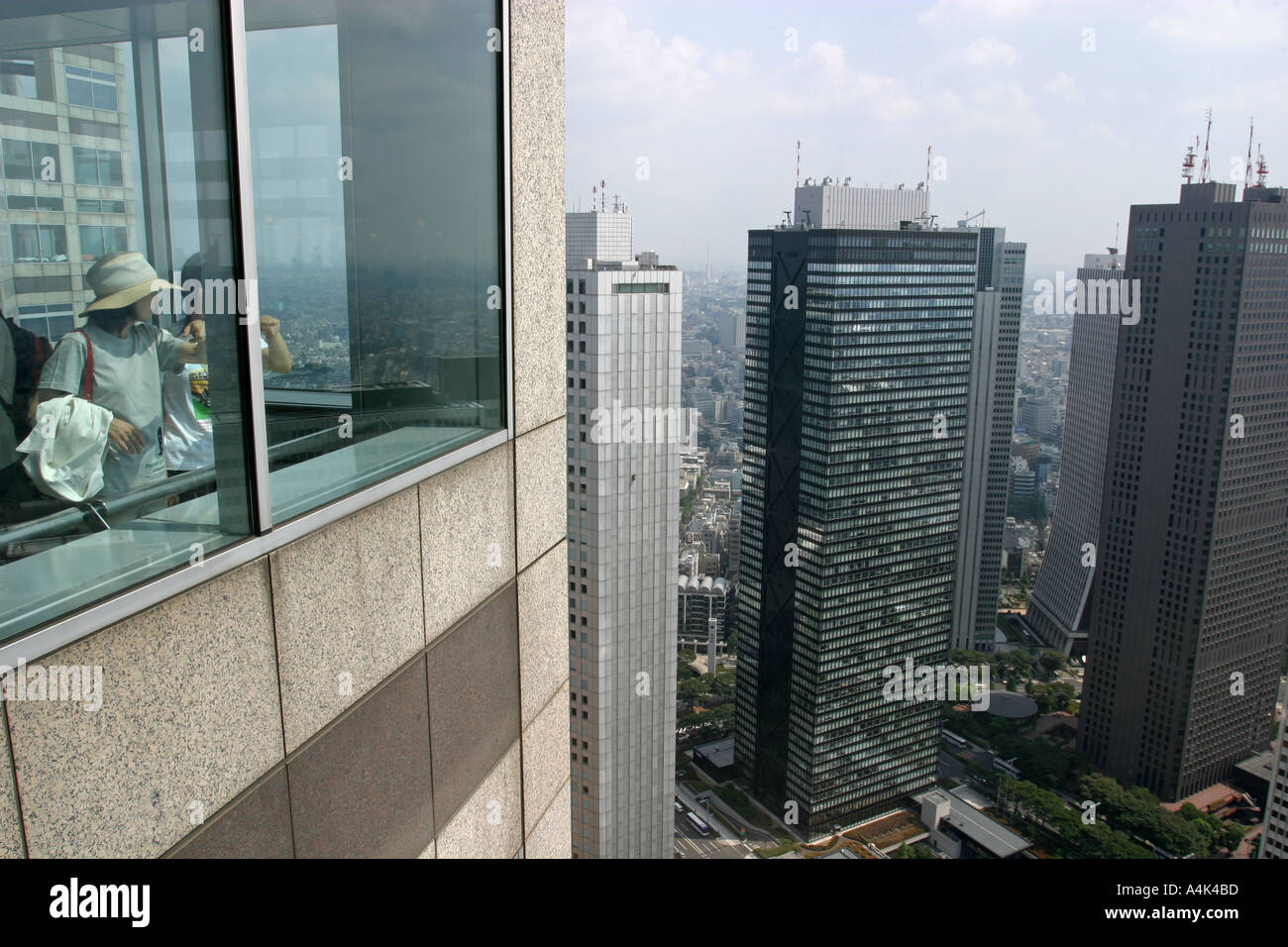 I Turisti La Vista Dello Skyline Di Tokyo Dal 57 Piano Del Tokyo Palazzo Del Governo In Shinjuku Giappone Asia Foto Stock Alamy I Turisti La Vista Dello Skyline Di Tokyo Dal 57 Piano Del Tokyo Palazzo Del Governo In Shinjuku Giappone Asia Foto Stock Alamy