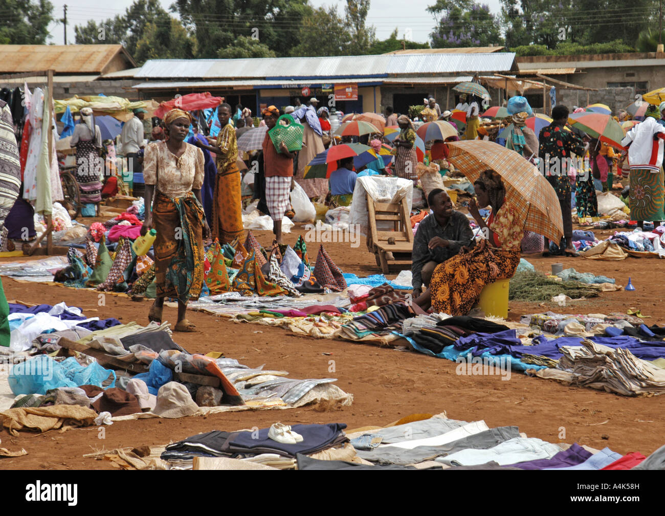 Un mercato di abbigliamento, persone importati vendita abiti usati, Kwasadala Kilimanjaro Regione, Tanzania Foto Stock