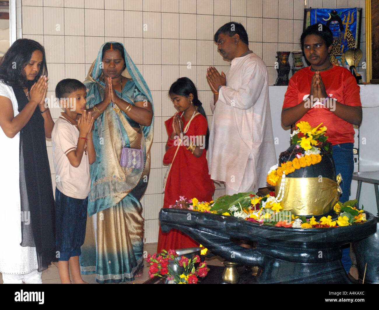 Grand Bassin Maurizio famiglia pregando infront di Shiva Lingum Foto Stock