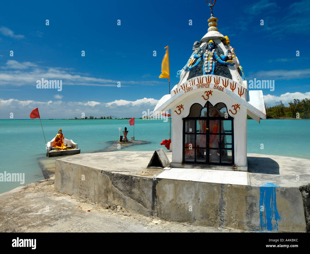 Anse La Raie Maurizio Shri Baba Santuario con Shiva e Parvati statue in mare con la statua di Kali sul segno e simbolo di Om Foto Stock