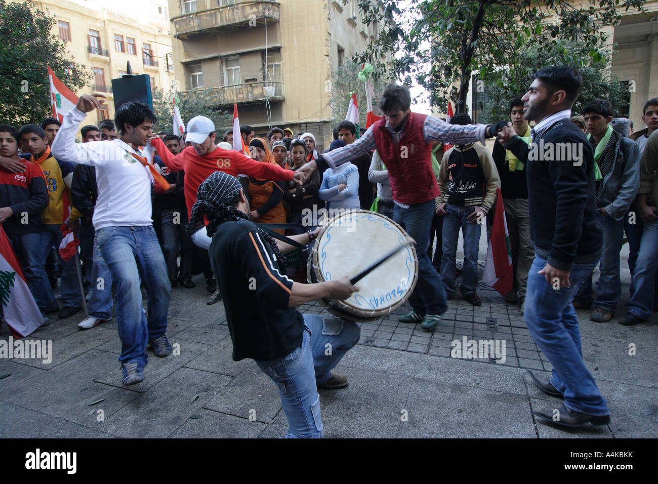 Essi sono in ballo la strada al Solidere downtown Beirut Libano Foto Stock