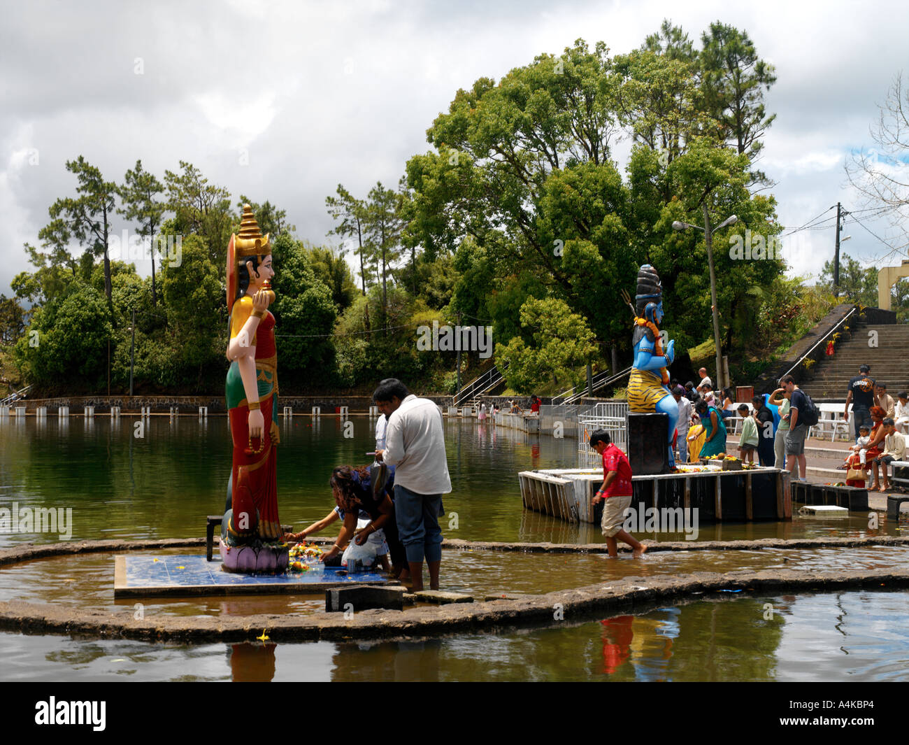 Ganga Talao Grand Bassin Maurizio indù adorando Shiva e Parvati nel tempio indù Foto Stock