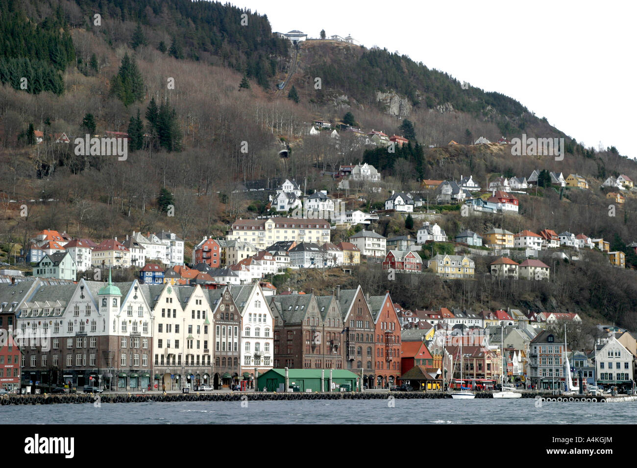 Negozi e case al mare in Bergen in Norvegia. Foto Stock