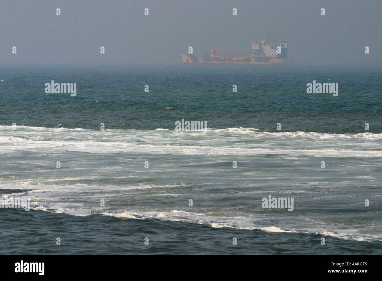 Francia, Calais, imbarcazione cargo in mare Foto Stock