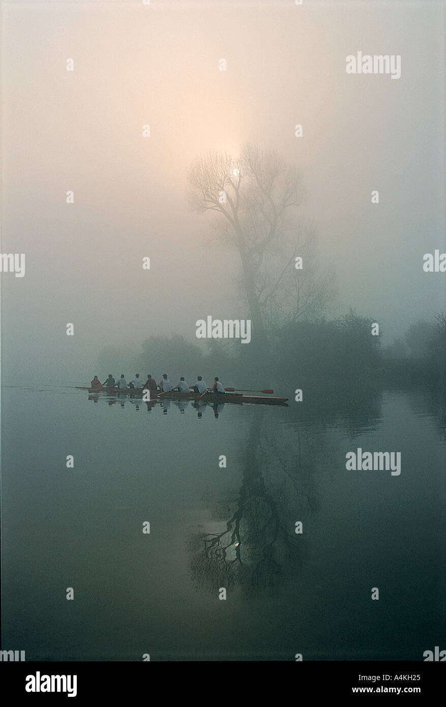 La mattina presto i canottieri lungo il fiume Tamigi Porta a Prato, Oxford Foto Stock