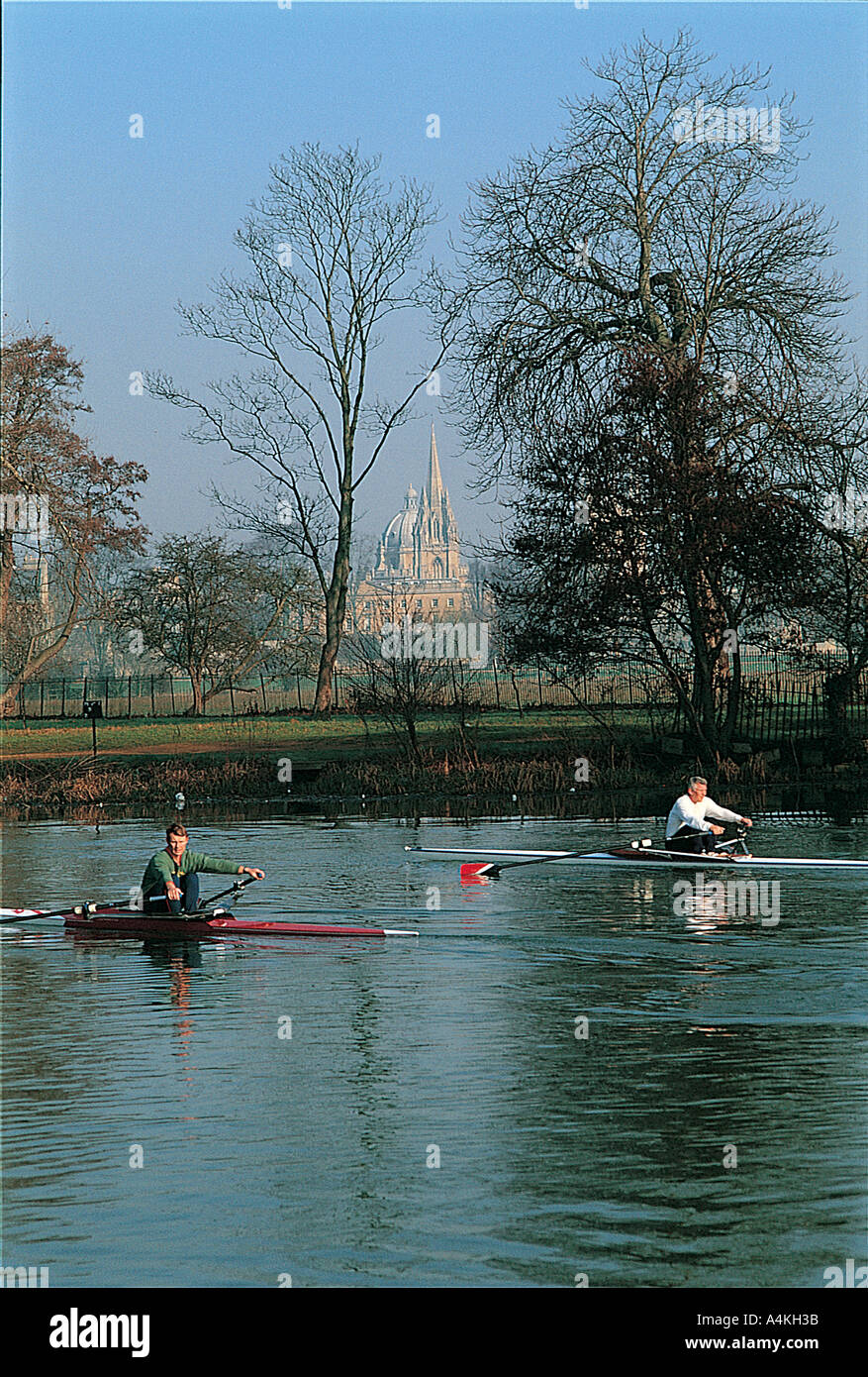 I canottieri sul fiume Isis, Oxford guardando verso St Marys chiesa e la Radcliffe Camera in inverno Foto Stock