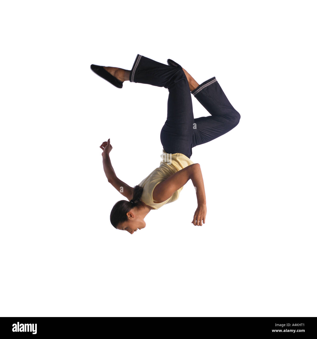 Donna flipping in aria, vista laterale Foto Stock