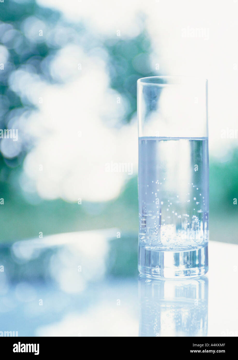 Bicchiere di acqua sul tavolo Foto Stock