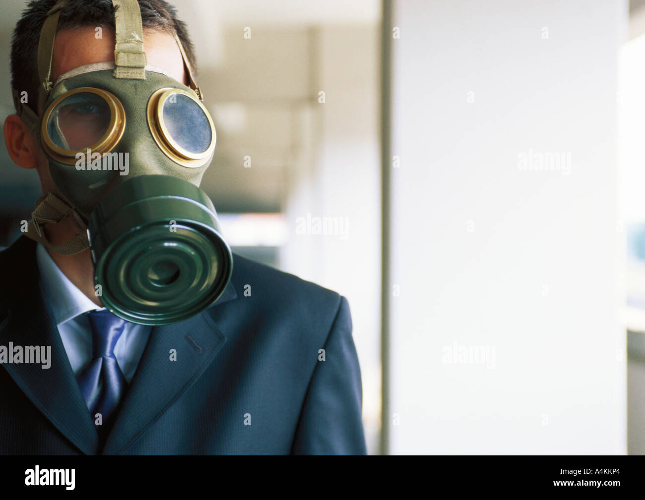 Ritratto di imprenditore con maschera a gas che ricopre la faccia Foto Stock