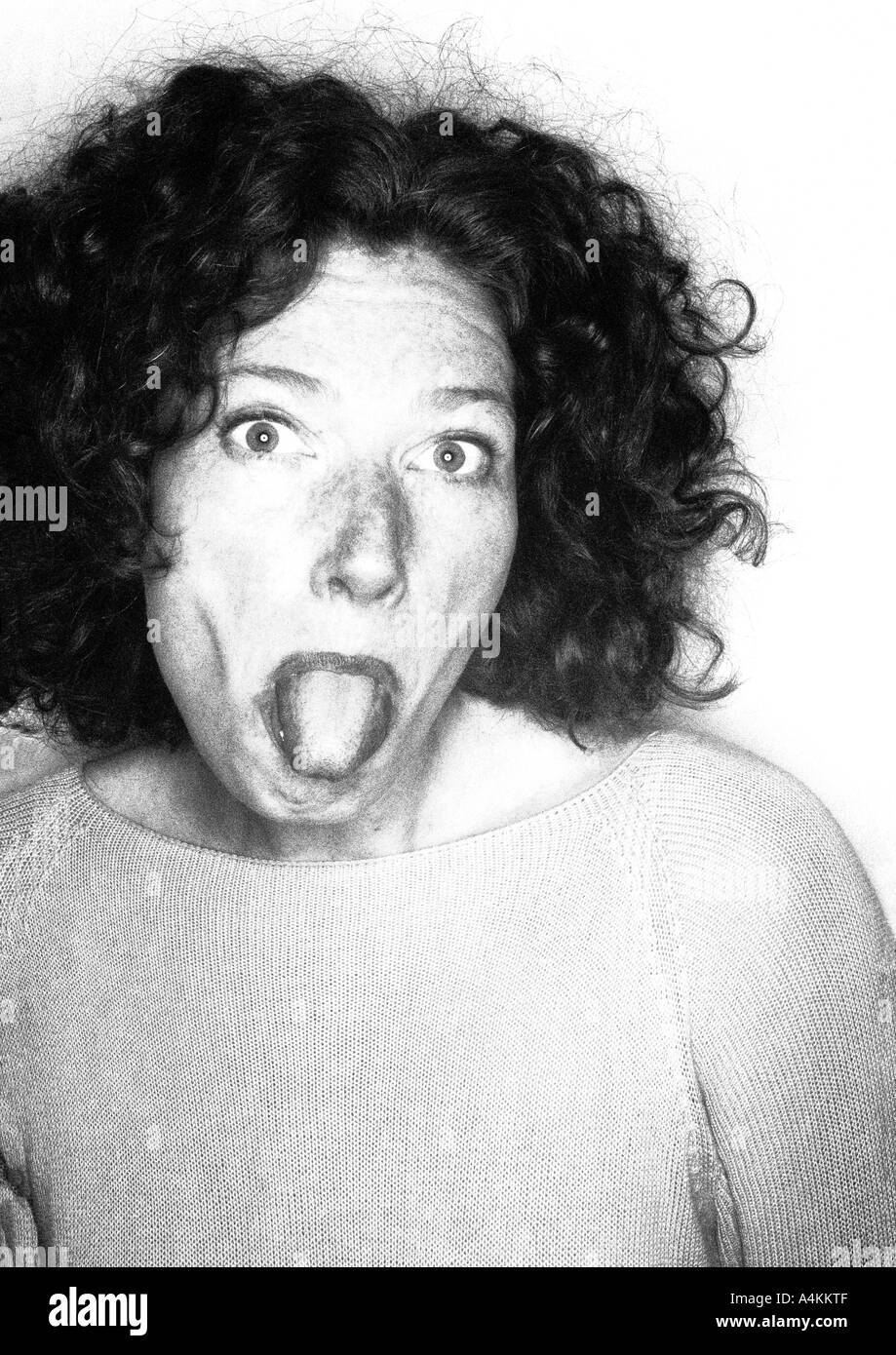 Donna con la lingua fuori, ritratto Foto Stock