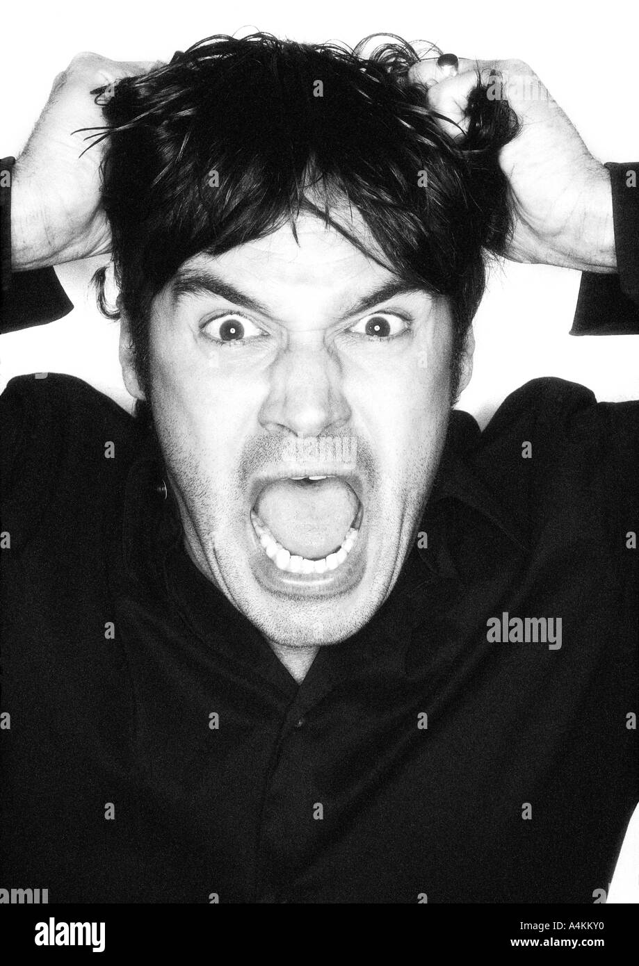 L'uomo urlando e tira i capelli, ritratto Foto Stock