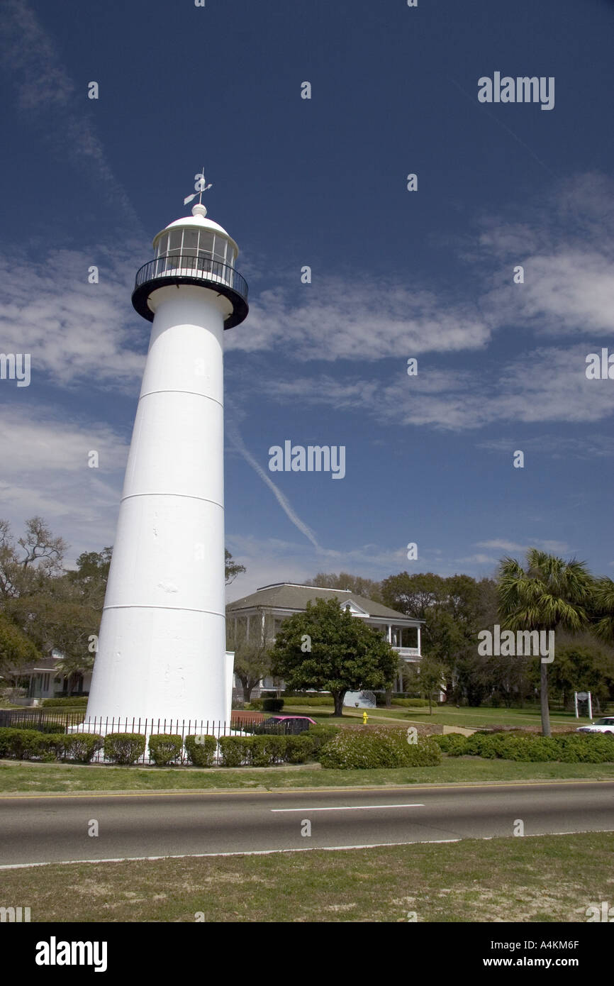 Biloxi Lighthouse è un punto di riferimento seduto al centro dell'autostrada U S 90 in Mississippi Foto Stock