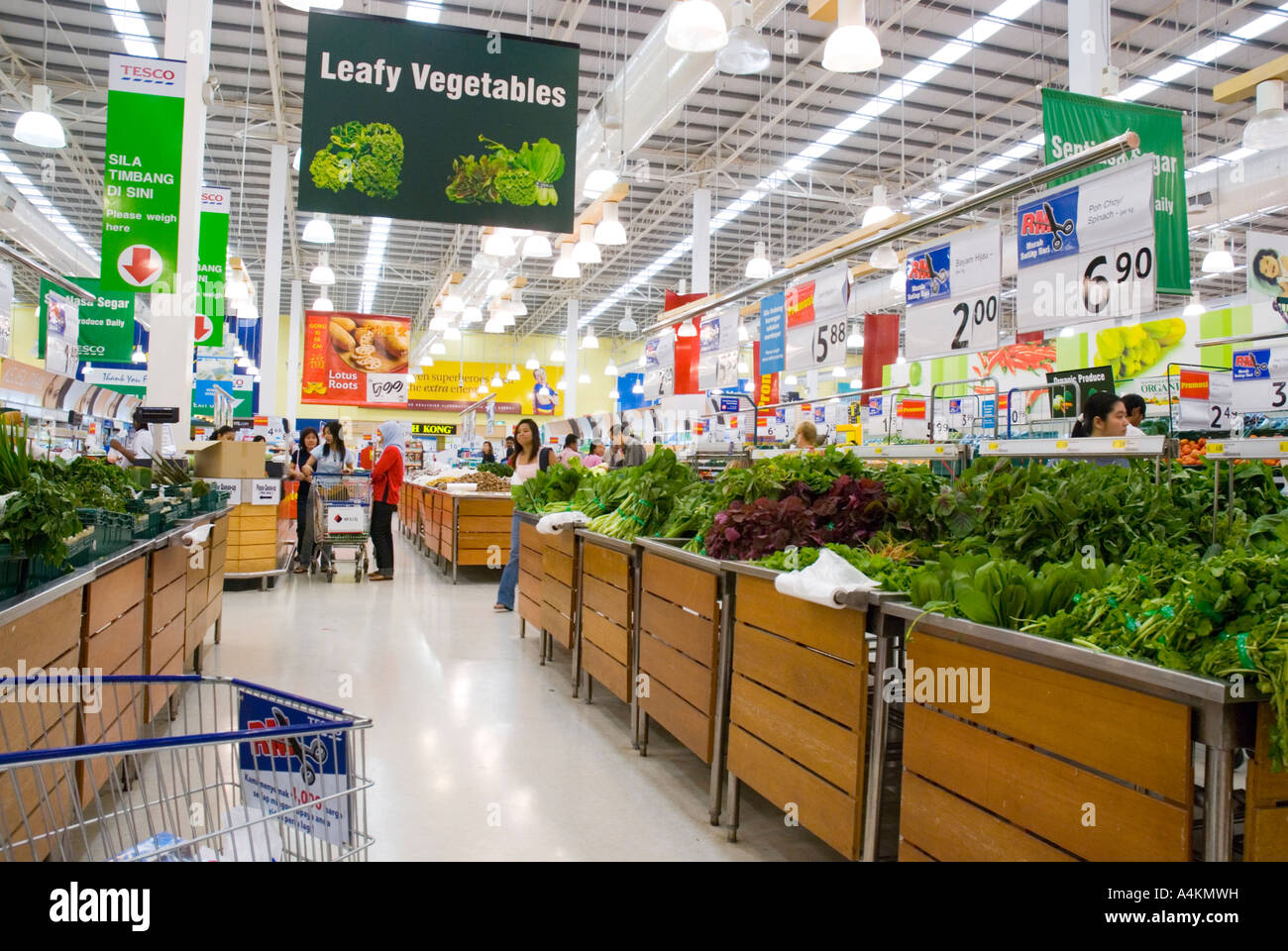 Sezione di vegetali di un grande supermercato Tesco in Malesia Foto Stock