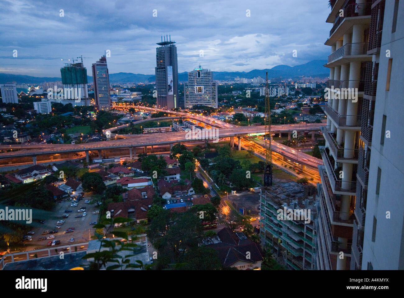 Proliferazione urbana e superstrada nella parte interna della città di Kuala Lumpur Foto Stock