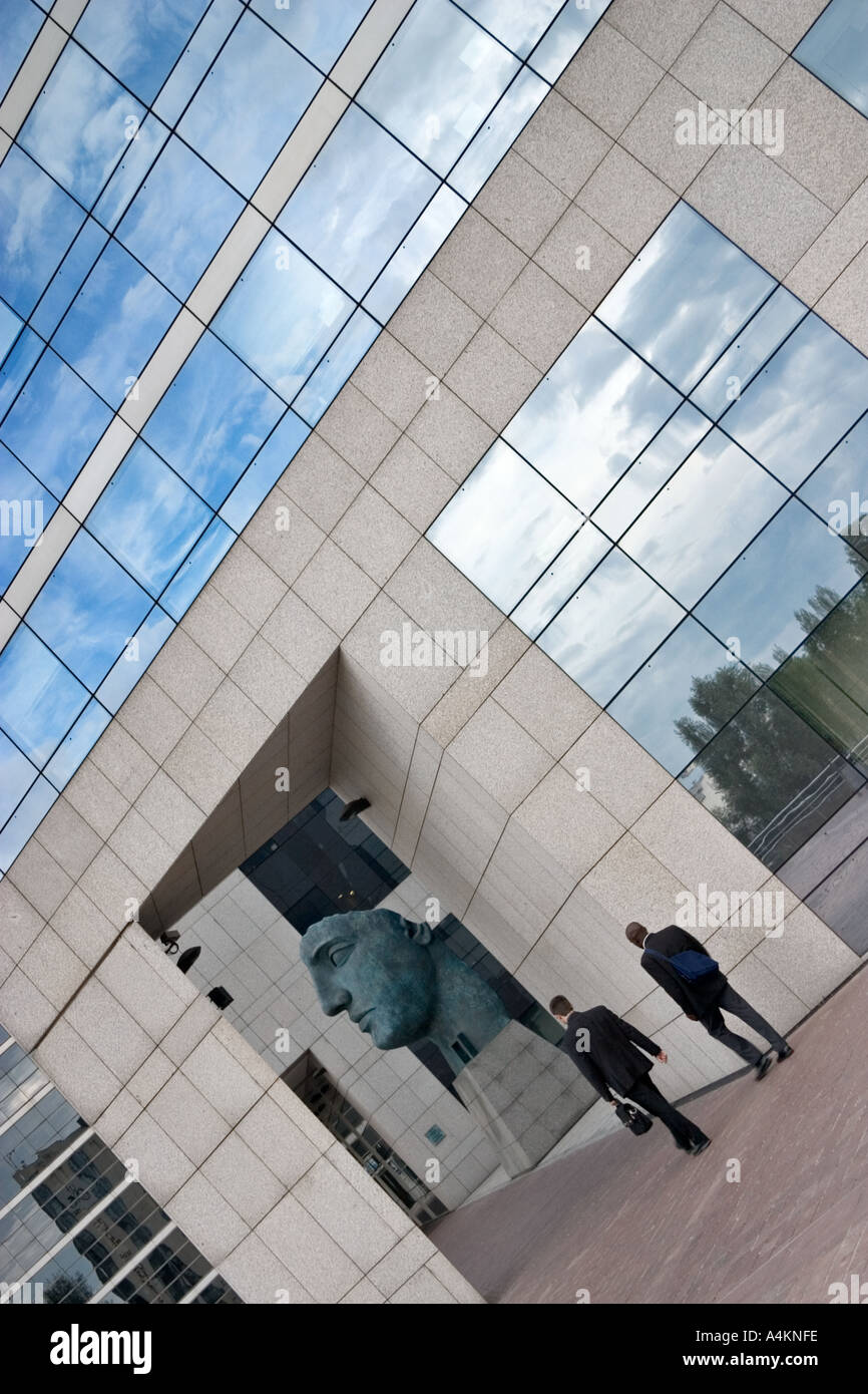 Due imprenditori di sesso maschile a piedi nella parte anteriore del business office ingresso grattacielo La Defense zona Parigi Francia Europa diagonal Foto Stock