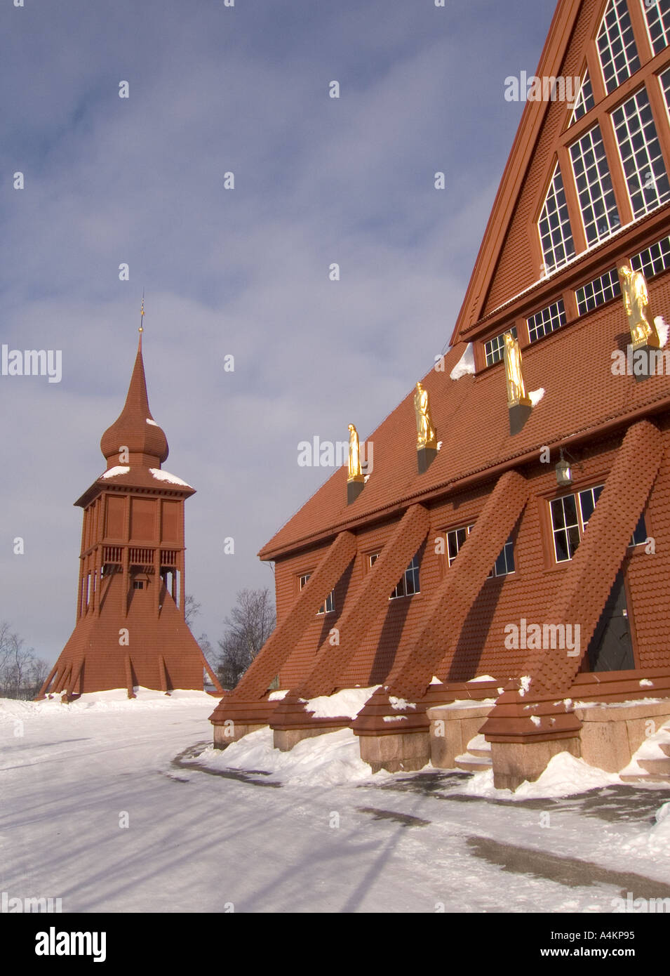 Svezia scandinavia svedese lapponia kiruna chiesa e torre campanaria nel paesaggio invernale Foto Stock