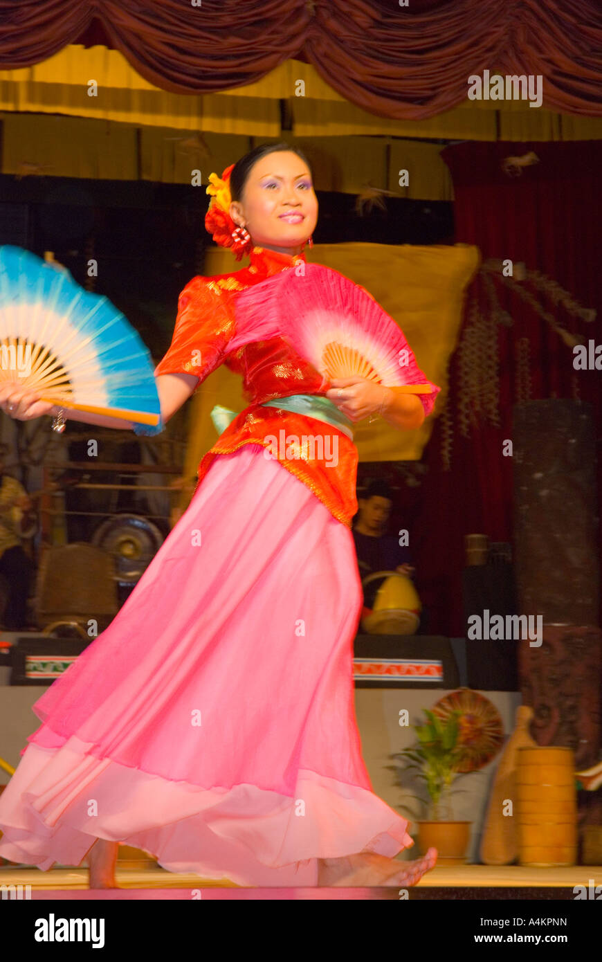Esecutori al Sarawak centro culturale presente un programma di musica e danze tradizionali Foto Stock