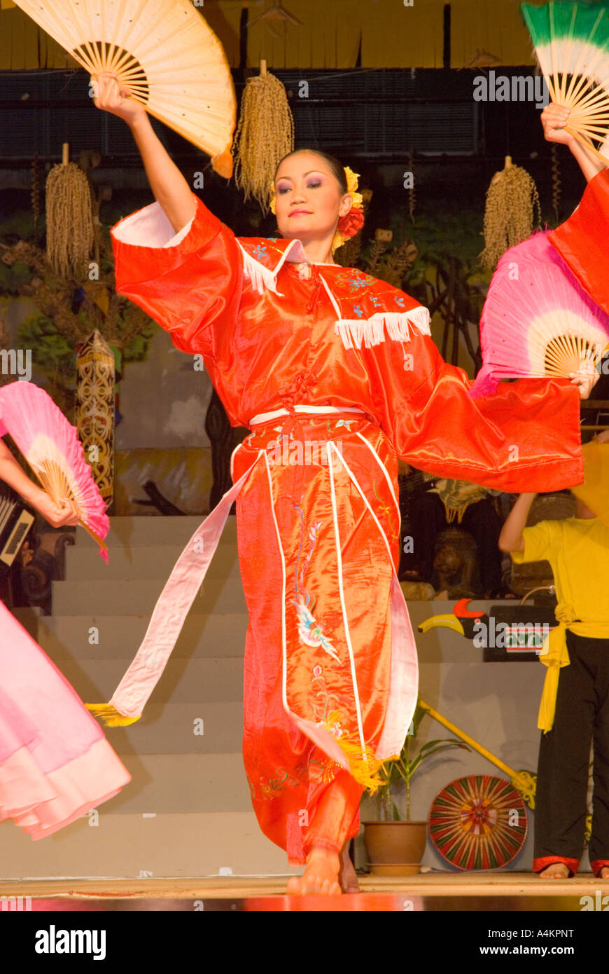 Esecutori al Sarawak centro culturale presente un programma di musica e danze tradizionali Foto Stock