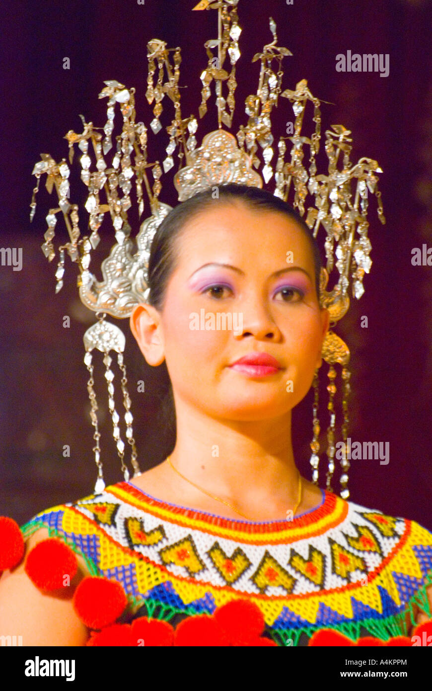 Una donna ballerina al Sarawak Centro Culturale indossando il costume tradizionale Foto Stock