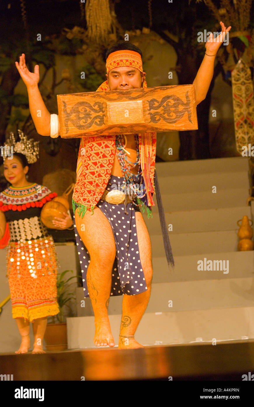 Ballerino IBAN che si esibisce al Centro culturale Sarawak Foto Stock
