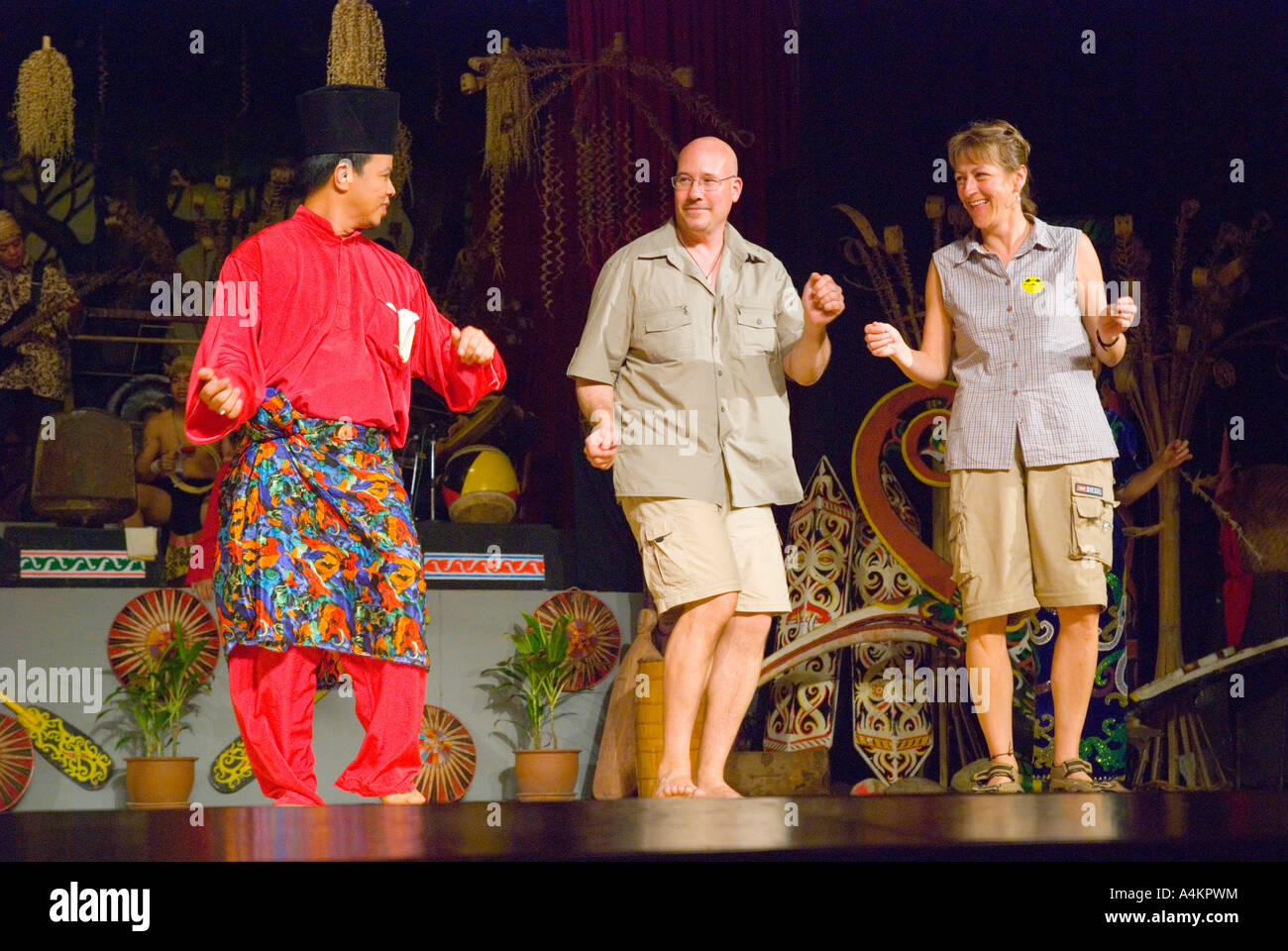 Due turisti canadesi ballando sul palco del Sarawak centro culturale Foto Stock