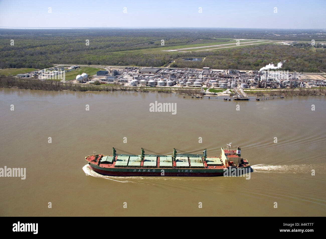 Materiale sfuso nave da carico passando petro chemical raffineria vicino a New Orleans in Louisiana Foto Stock