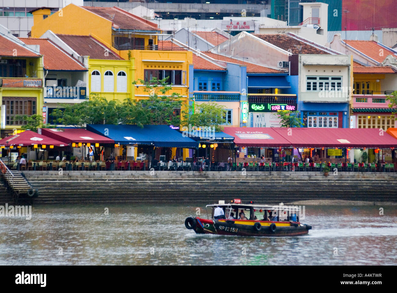 Negozio ristrutturato case lungo il lungomare al Boat Quay in Singapore Foto Stock