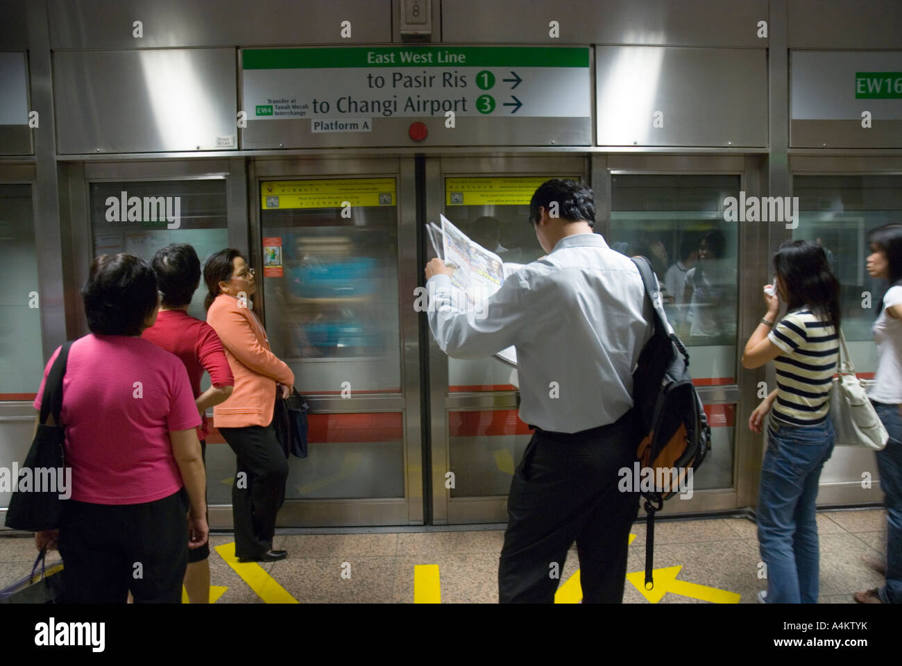 Pendolari sul Singapore urbana sistema di treno Foto Stock