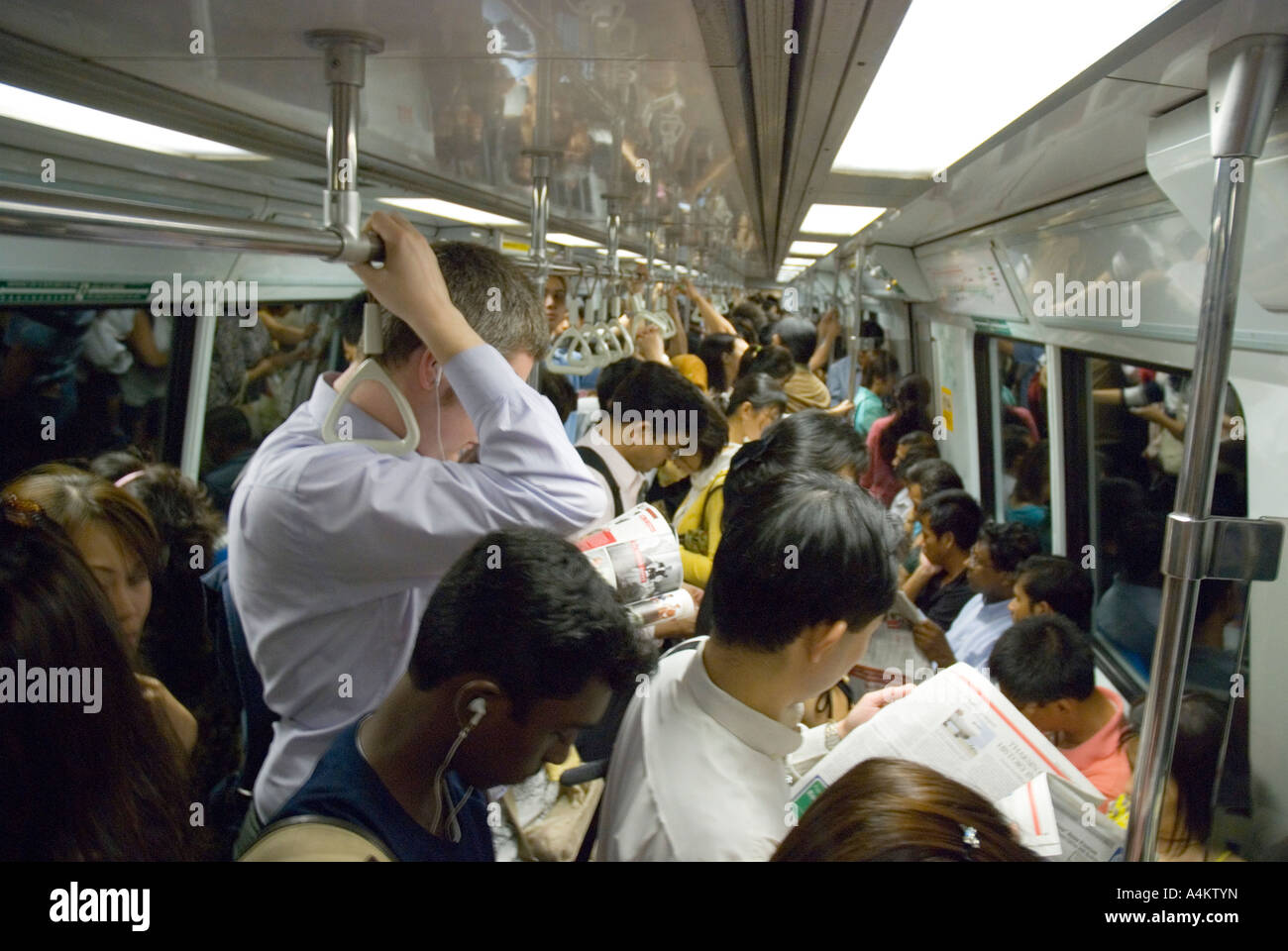 Pendolari sul Singapore urbana sistema di treno Foto Stock