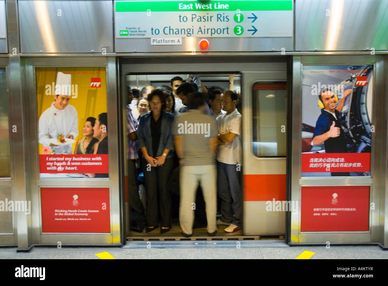 Pendolari sul Singapore urbana sistema di treno Foto Stock