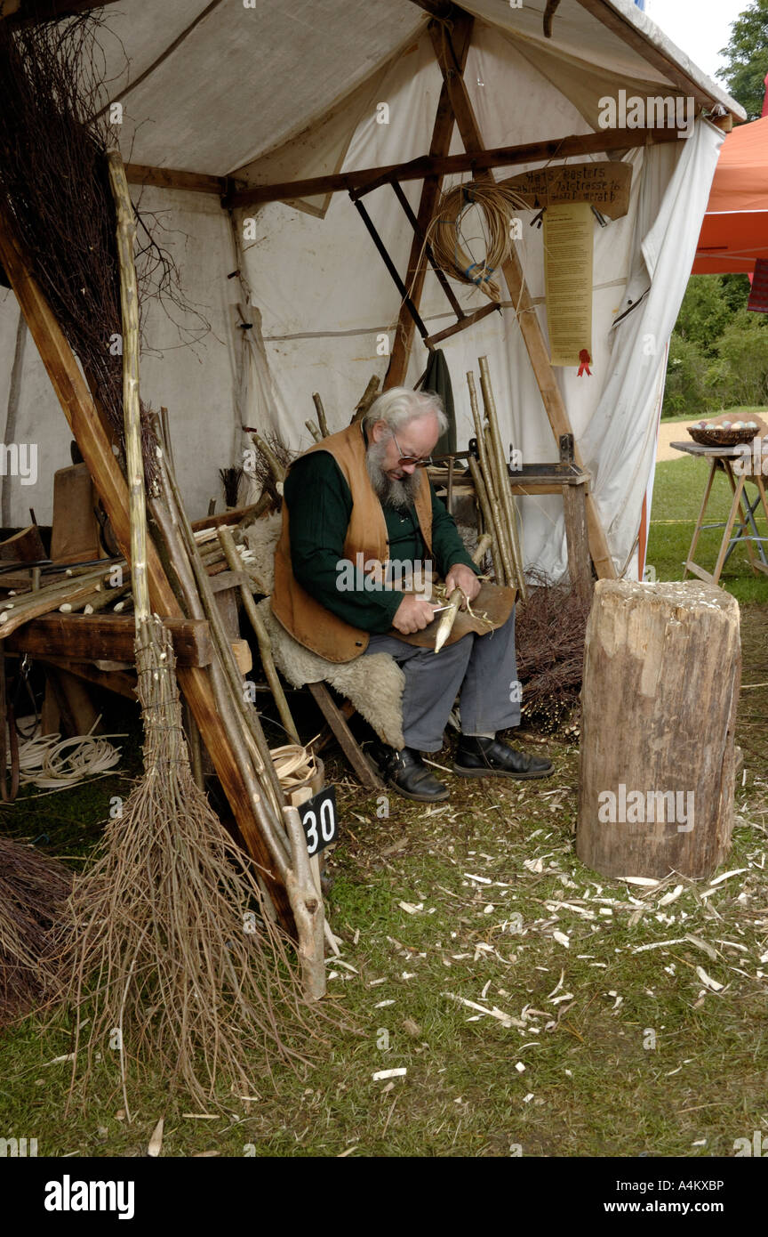 Krefeld, Germania. Flachsmarkt a Burg Linn, 2006. Ginestra rendendo la dimostrazione. Foto Stock