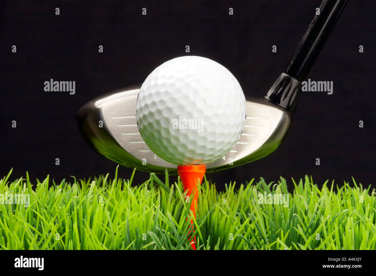 Tee off e la guida del golfball Foto Stock