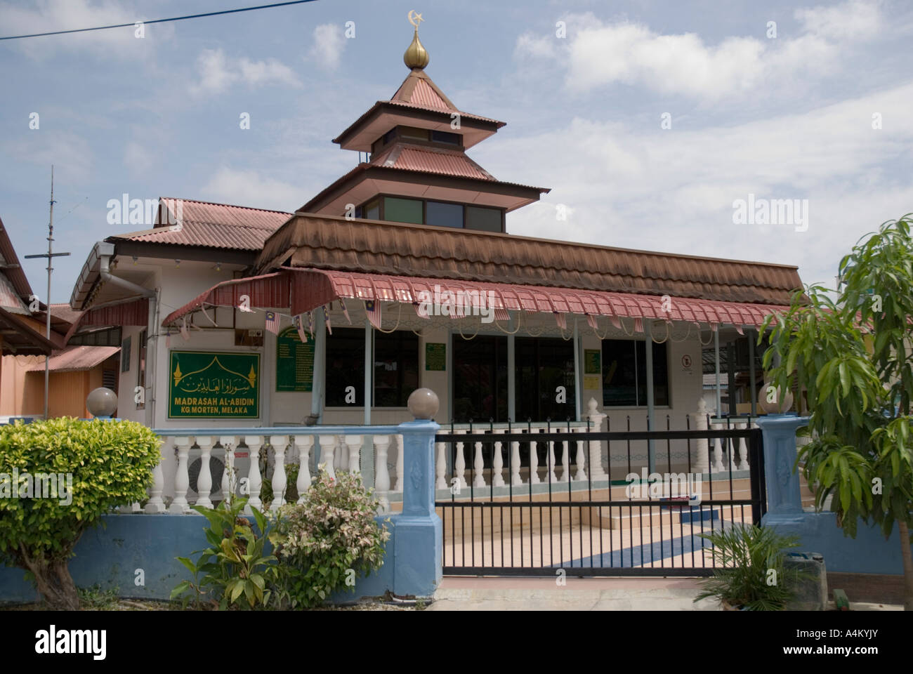 Piccola moschea locale in una città interna kampong Kampung Morten in Malacca Foto Stock