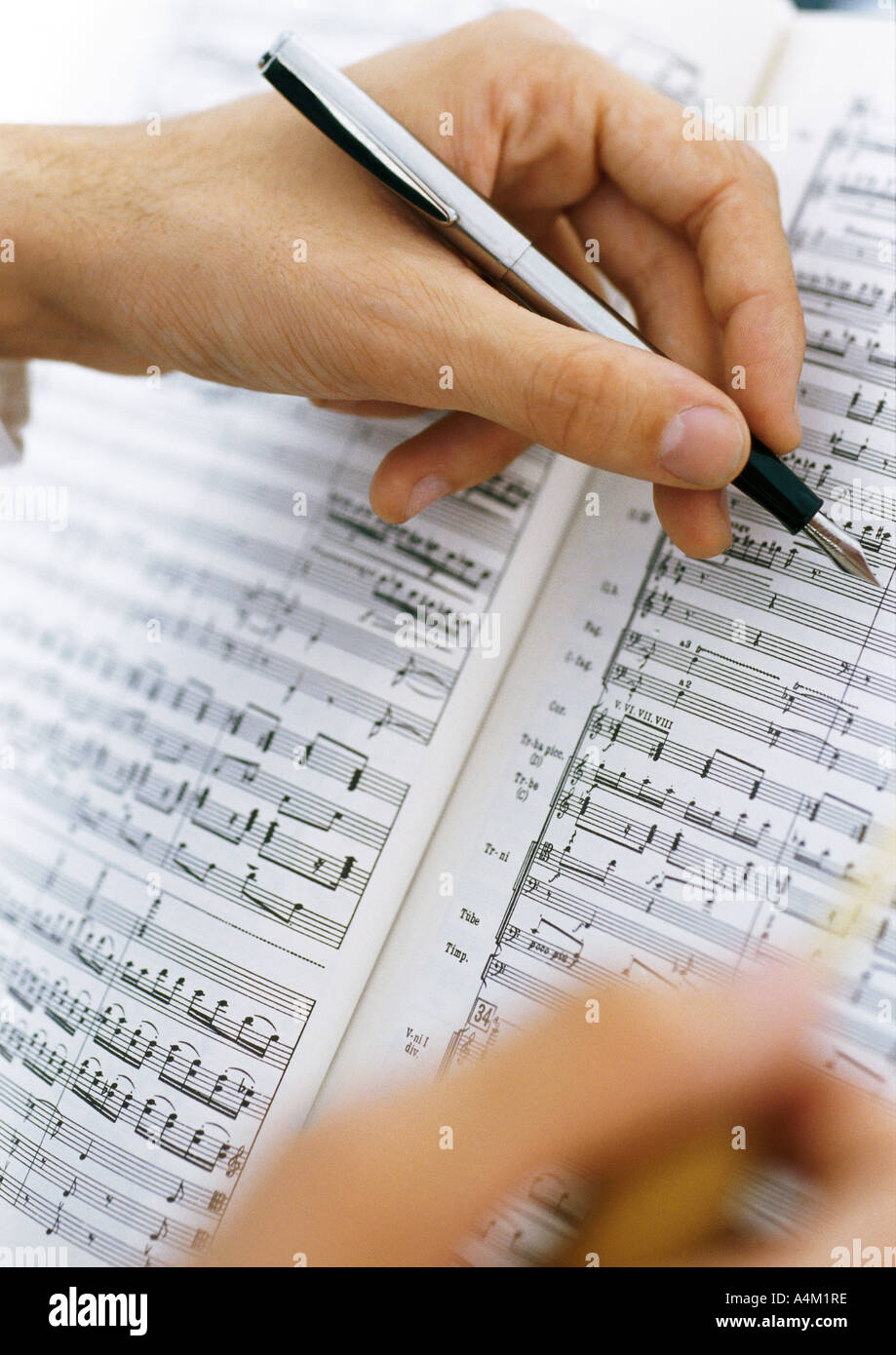 Le mani la scrittura sul foglio di musica, close-up Foto Stock