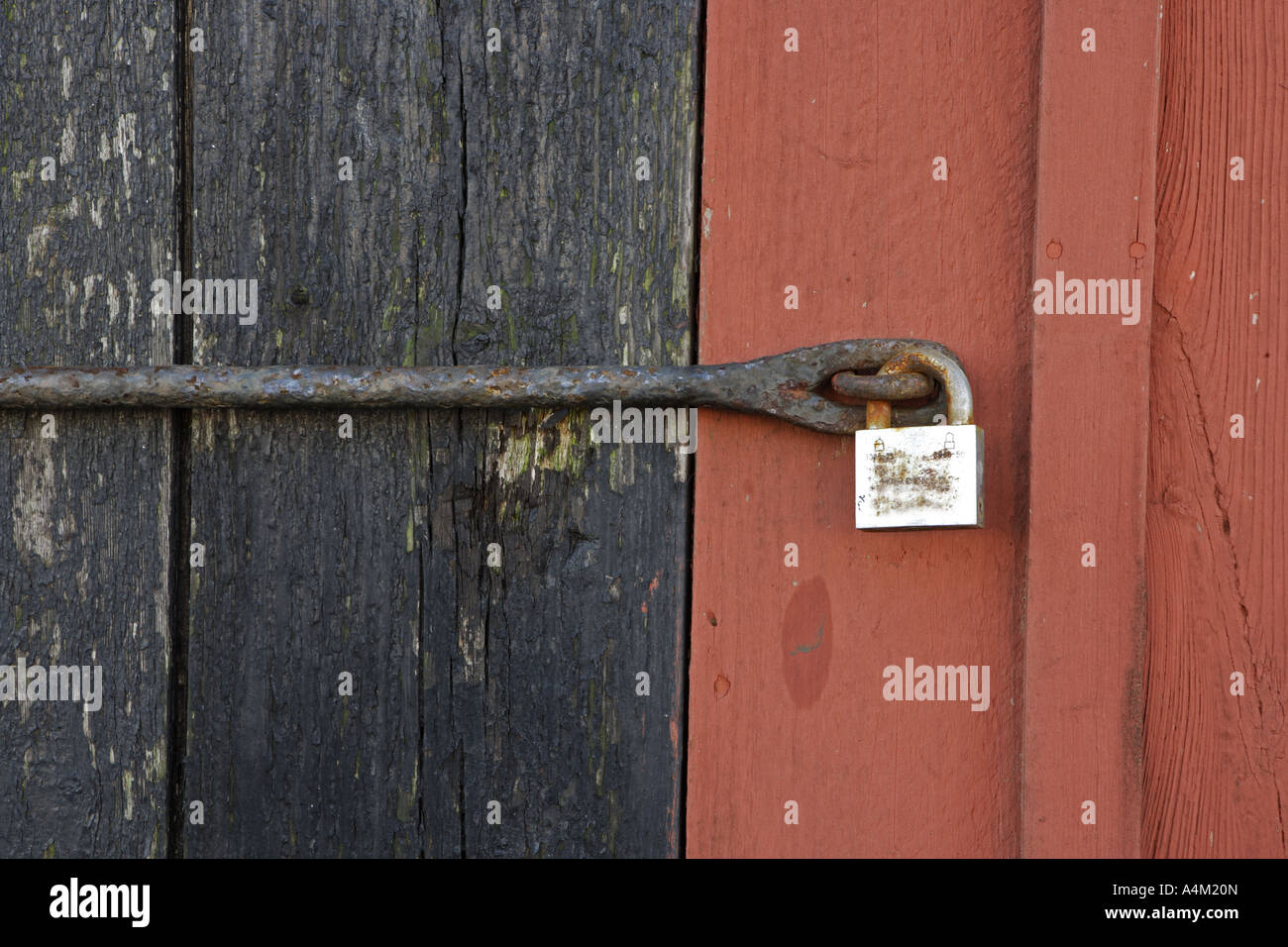 Dettaglio di serrature e accessori in ferro sul rosso casa in legno Foto Stock