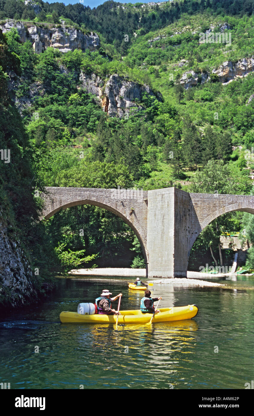 In canoa sul fiume di Sainte Enimie Gorge du Tarn Lozere Languedoc Francia Foto Stock