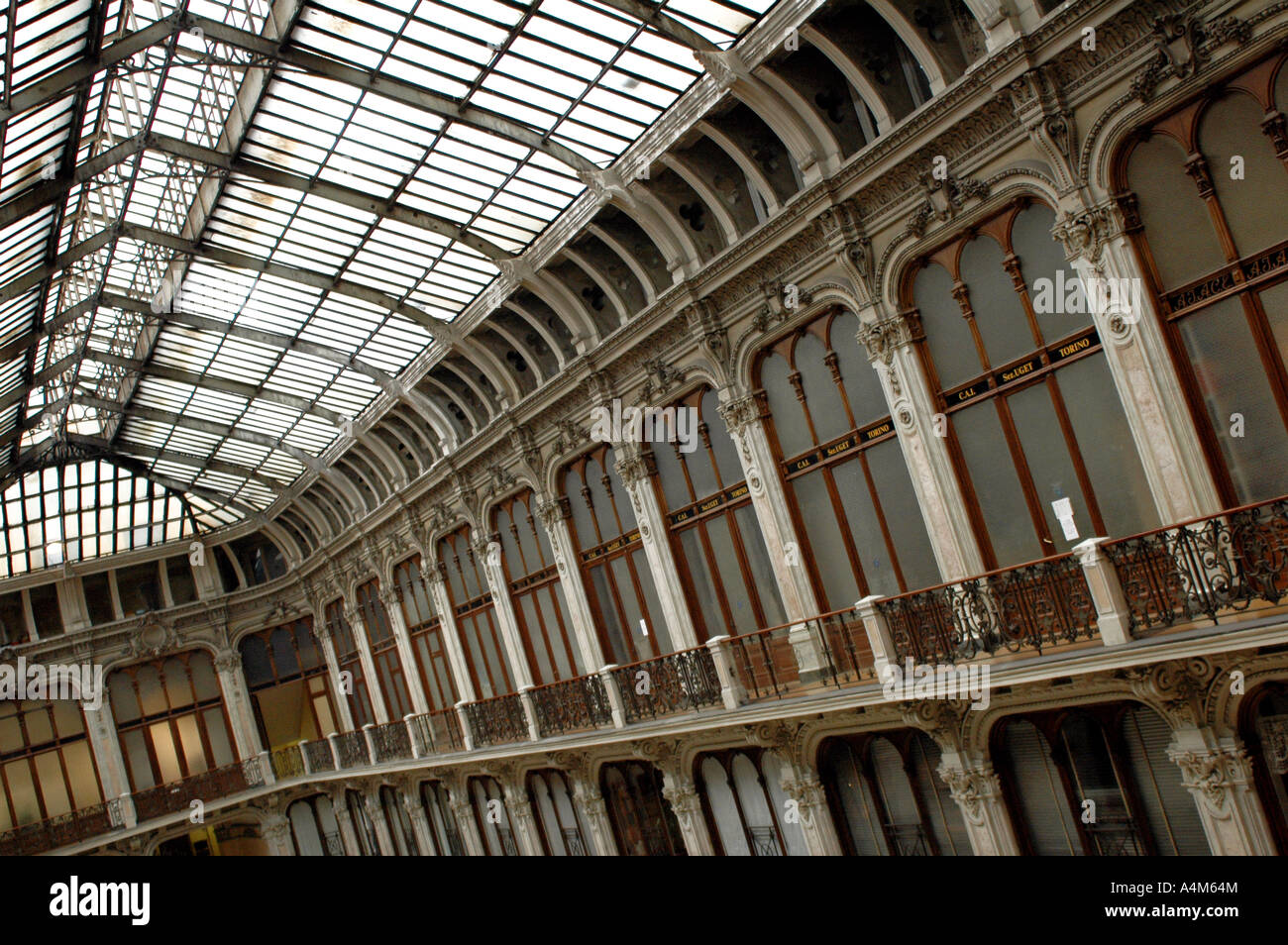 Il ferro e il tetto di vetro della Galleria dell'Industria Subalpina, Torino,  Italia Foto stock - Alamy
